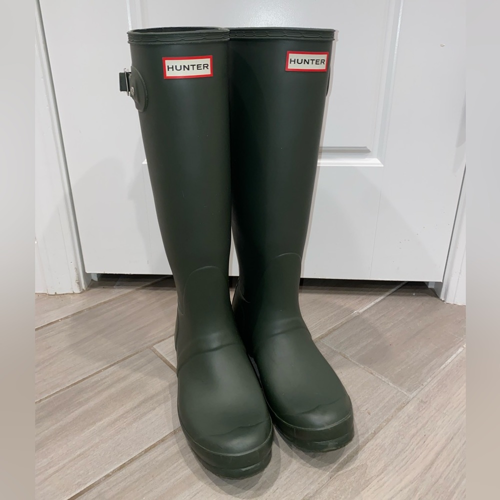 HUNTER rain boots, size 8, olive green